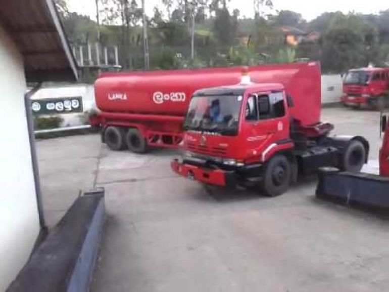 Fuel truck making an insanely sharp U-turn like a boss