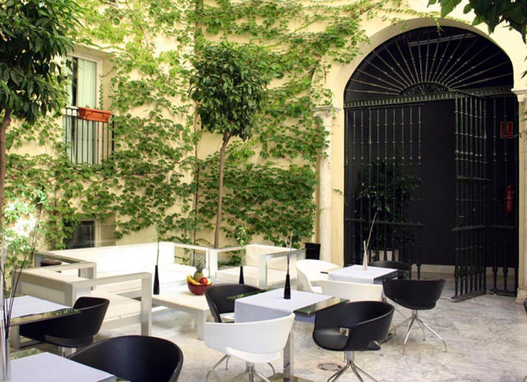 20 Idyllic Summer Courtyards