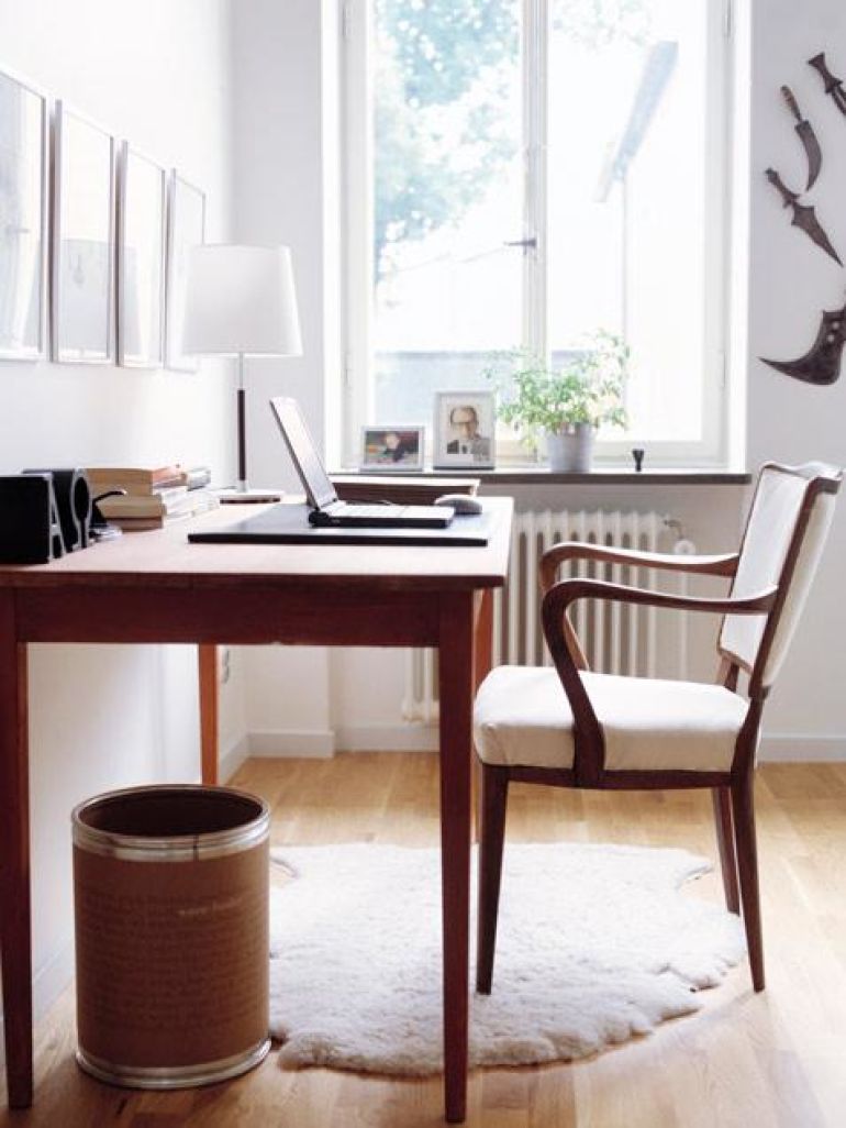 C:\Users\ACoronad\Documents\Aiza C\♥\oDesk\for Danial\How to Style an All White Room\Wooden Accent 2.jpg
