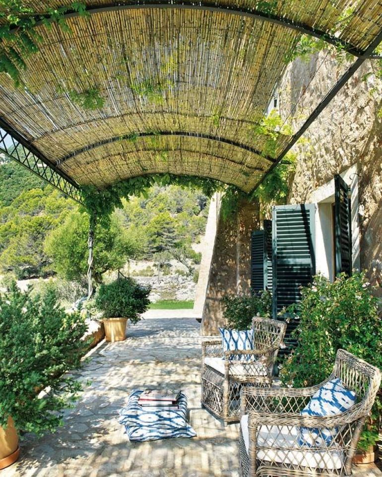 Curved bamboo shade structure